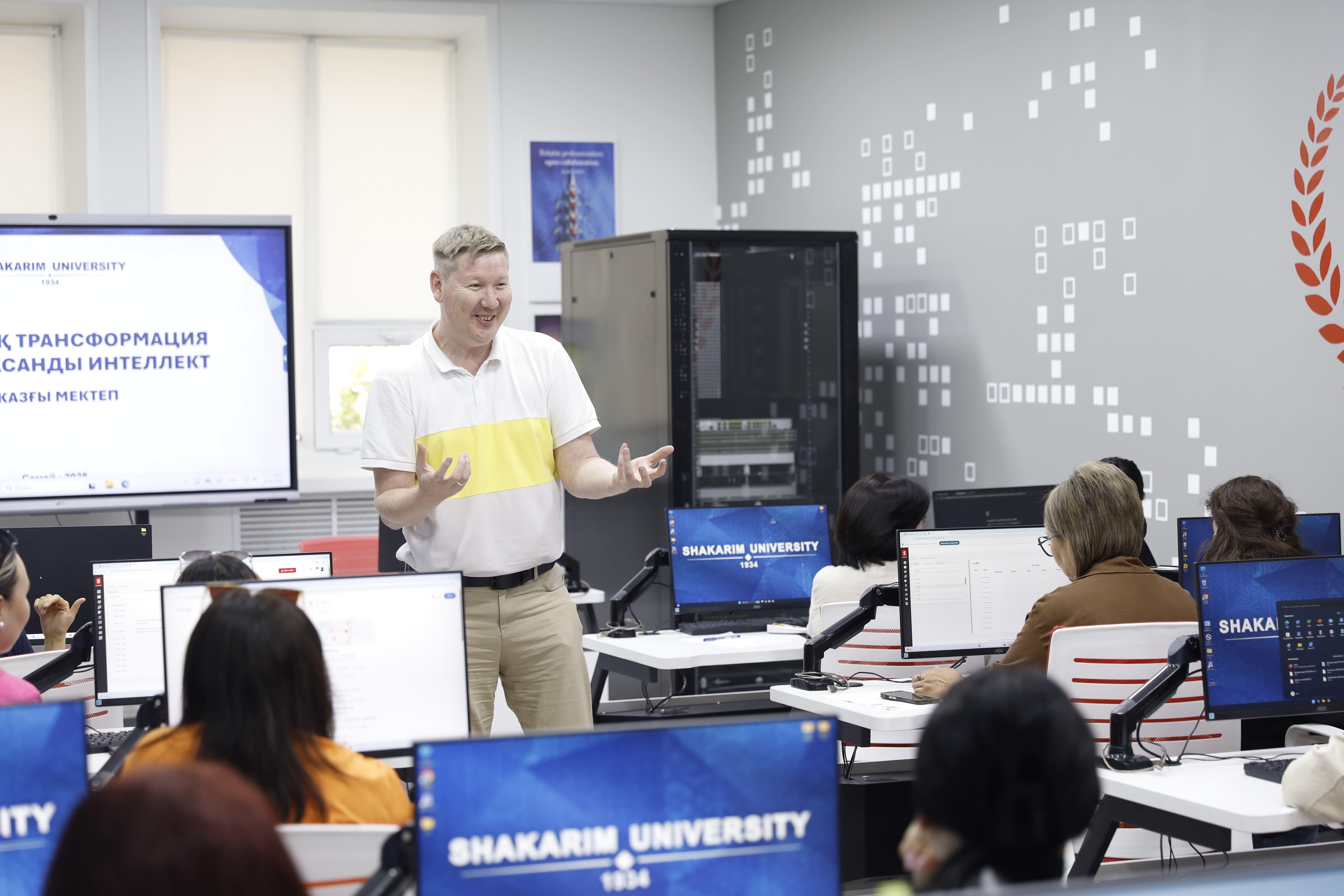 ҚазҰУ оқытушысы Шәкәрім Университетінде курс өткізді